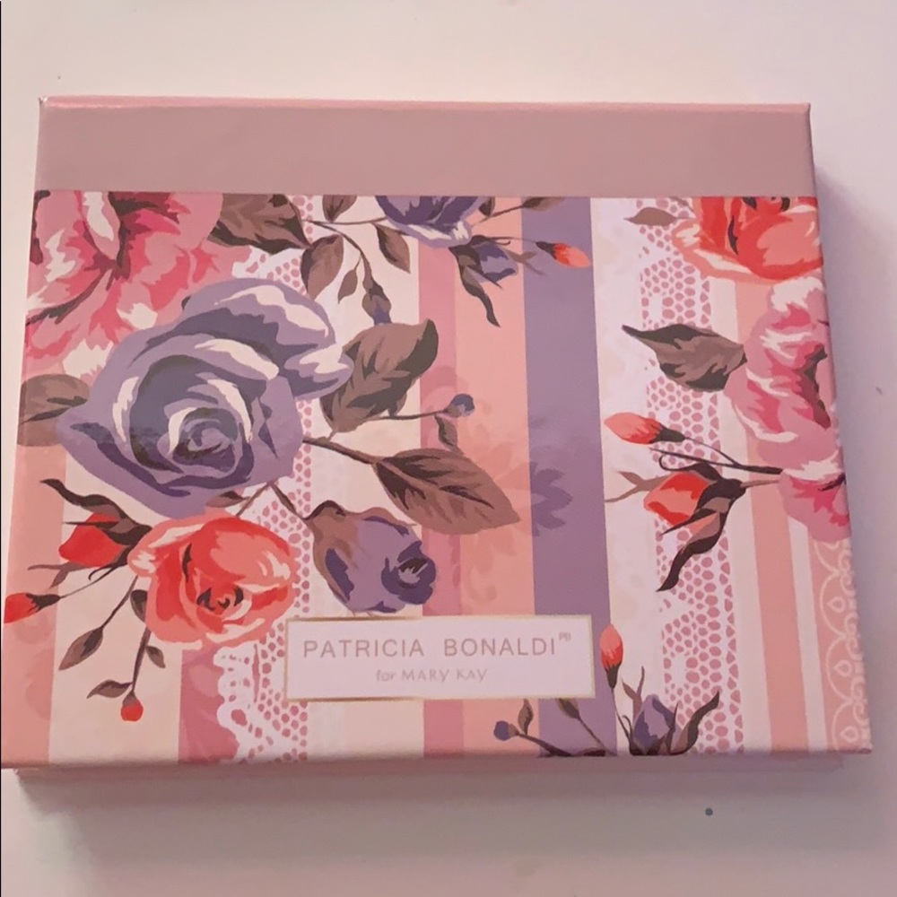 Mary-kay into the garden compact!
